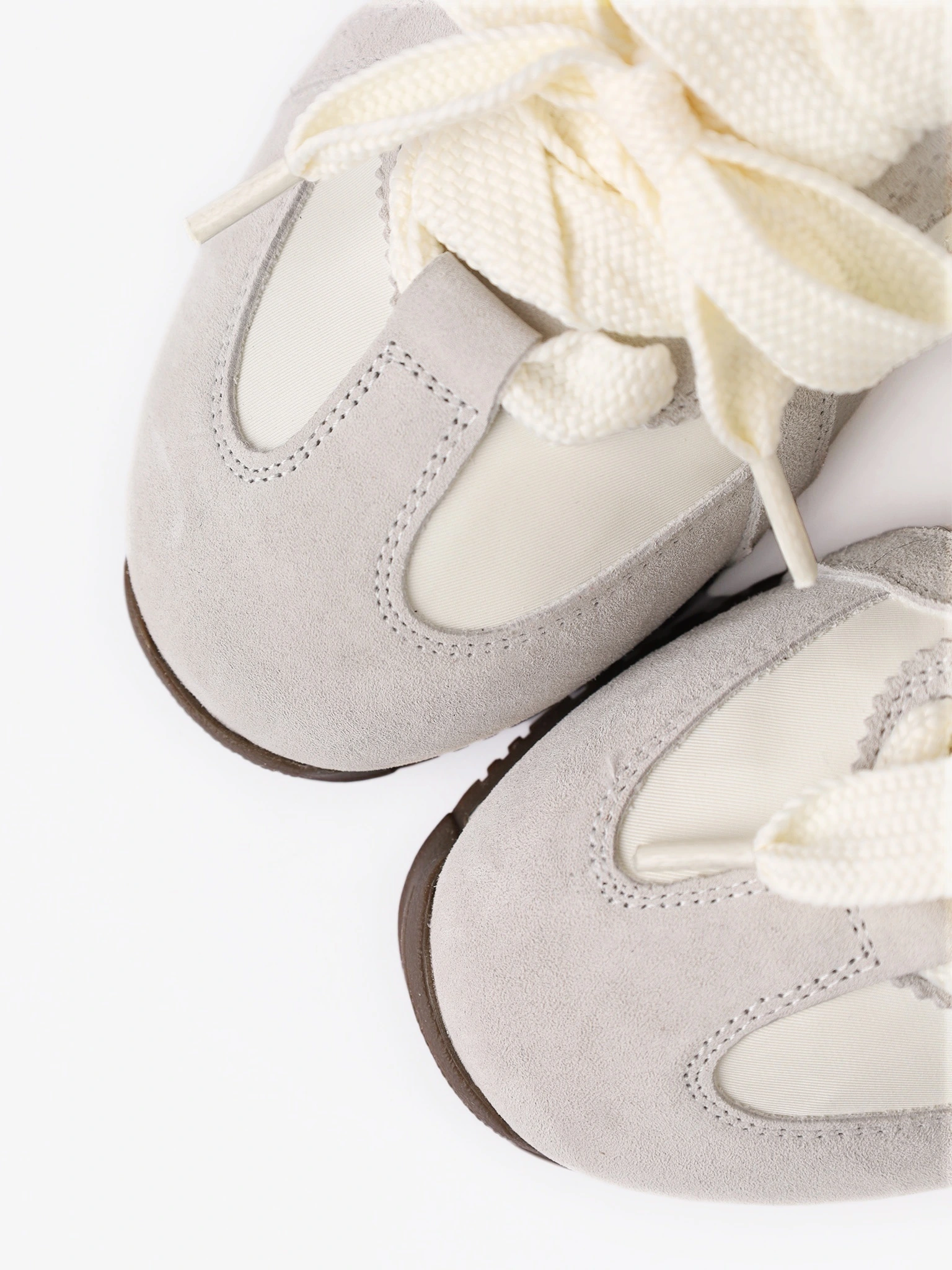 Кроссовки комбинированные серо-белого цвета на низкой подошве